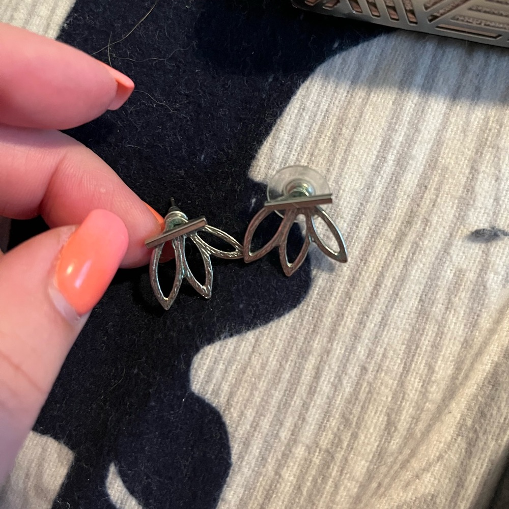 💙BOGO💙Lotus earrings